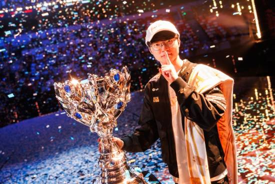 Faker微博晒S15奖杯合照！T1战队官方：神！