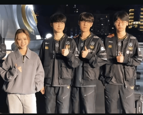 邓紫棋与T1全队合影 紧挨Faker占据C位