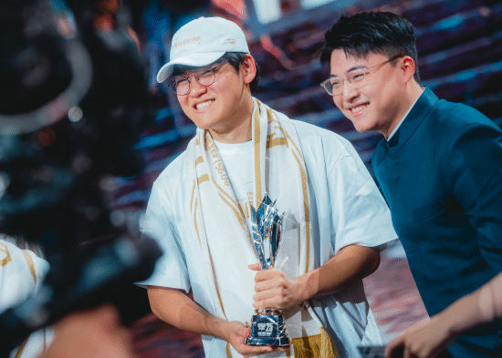 我偶像Uzi亲手颁的！T1 Gumayusi展示FMVP奖杯