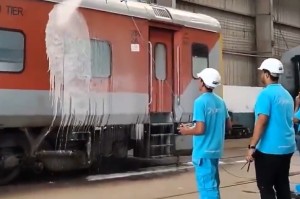 印媒展示无人机洗火车 疑惑没人看 网友：见过中国的吗？